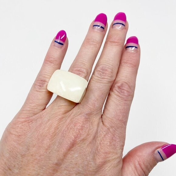 Cream Chunky Acrylic Ring Statement Size 6 - Picture 1 of 6